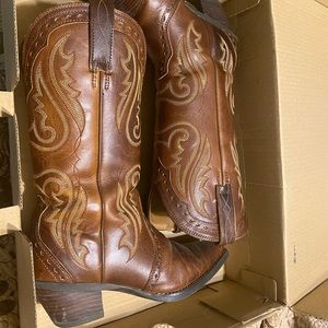 SOLD*****Ariat Boots Size 6c in Box worn once